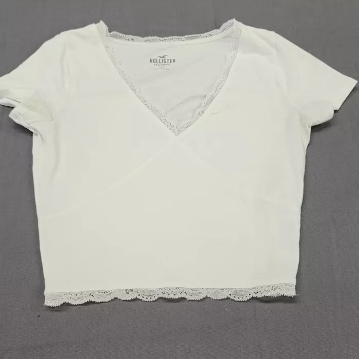Hollister Women's S White Lace Trim V-Neck Short Sleeve Cropped T-Shirt Top - Front
