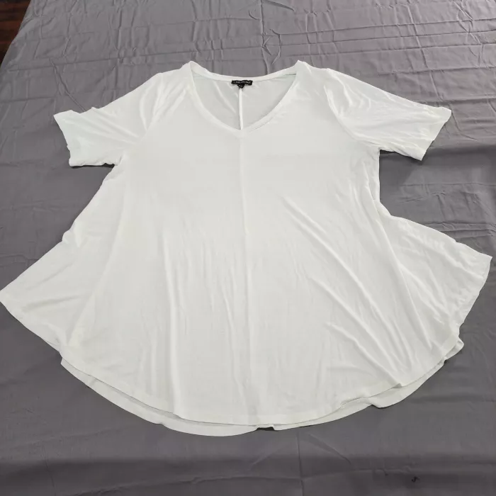 Lane Bryant Women's Plus 18/20 White V-Neck Short Sleeve Swing Stretch Tee Top - Front