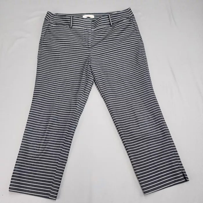 Womens Black Cropped Pants Size Large 34 Waist 23.5 Inseam Casual Everyday - Front