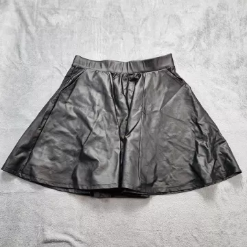 Torrid Skater Skirt Size 00 Black Faux Leather Wet Look Pockets High Waist Mini - Front