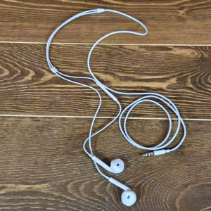 Apple EarPods with 3.5mm Plug – Wired In-Ear Headphones with Remote and Mic