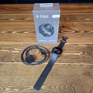 Fitbit Versa 4 Fitness Smartwatch FB523BKBK With 3rd Party Charger & Bands