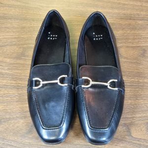 Womens Flats SZ 9.5W Black Laurel Loafers Classic Preppy Neutral Teacher